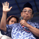 Abdurrahman Wahid speaks to his supporters at a rally.